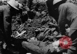 Image l'inhumation des cadavres de soldats allemands France, 1916, de la seconde 38 séquences d'archives historiques vidéo 65675048391