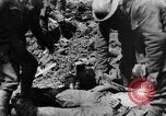 Image l'inhumation des cadavres de soldats allemands France, 1916, de la seconde 39 séquences d'archives historiques vidéo 65675048391