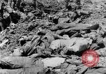 Image l'inhumation des cadavres de soldats allemands France, 1916, de la seconde 44 séquences d'archives historiques vidéo 65675048391