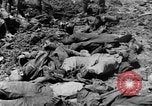 Image l'inhumation des cadavres de soldats allemands France, 1916, de la seconde 45 séquences d'archives historiques vidéo 65675048391
