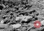 Image l'inhumation des cadavres de soldats allemands France, 1916, de la seconde 46 séquences d'archives historiques vidéo 65675048391