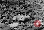 Image l'inhumation des cadavres de soldats allemands France, 1916, de la seconde 47 séquences d'archives historiques vidéo 65675048391