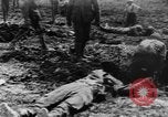 Image l'inhumation des cadavres de soldats allemands France, 1916, de la seconde 49 séquences d'archives historiques vidéo 65675048391