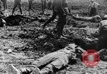 Image l'inhumation des cadavres de soldats allemands France, 1916, de la seconde 50 séquences d'archives historiques vidéo 65675048391