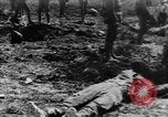 Image l'inhumation des cadavres de soldats allemands France, 1916, de la seconde 51 séquences d'archives historiques vidéo 65675048391