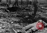 Image l'inhumation des cadavres de soldats allemands France, 1916, de la seconde 52 séquences d'archives historiques vidéo 65675048391