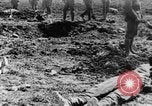 Image l'inhumation des cadavres de soldats allemands France, 1916, de la seconde 53 séquences d'archives historiques vidéo 65675048391