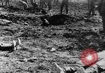 Image l'inhumation des cadavres de soldats allemands France, 1916, de la seconde 55 séquences d'archives historiques vidéo 65675048391