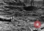 Image l'inhumation des cadavres de soldats allemands France, 1916, de la seconde 57 séquences d'archives historiques vidéo 65675048391