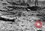 Image l'inhumation des cadavres de soldats allemands France, 1916, de la seconde 58 séquences d'archives historiques vidéo 65675048391