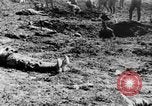 Image l'inhumation des cadavres de soldats allemands France, 1916, de la seconde 59 séquences d'archives historiques vidéo 65675048391