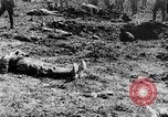 Image l'inhumation des cadavres de soldats allemands France, 1916, de la seconde 60 séquences d'archives historiques vidéo 65675048391