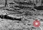Image l'inhumation des cadavres de soldats allemands France, 1916, de la seconde 61 séquences d'archives historiques vidéo 65675048391