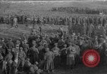 Standbild 27 Infanterie Reinigung im hinteren Bereich Badehaus Frankreich, 1918, aus Sekunde 1 historischem Filmmaterial Videoclip 65675048395