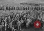 Standbild 27 Infanterie Reinigung im hinteren Bereich Badehaus Frankreich, 1918, aus Sekunde 3 historischem Filmmaterial Videoclip 65675048395