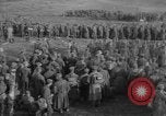 Standbild 27 Infanterie Reinigung im hinteren Bereich Badehaus Frankreich, 1918, aus Sekunde 4 historischem Filmmaterial Videoclip 65675048395