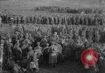 Standbild 27 Infanterie Reinigung im hinteren Bereich Badehaus Frankreich, 1918, aus Sekunde 5 historischem Filmmaterial Videoclip 65675048395