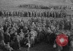 Standbild 27 Infanterie Reinigung im hinteren Bereich Badehaus Frankreich, 1918, aus Sekunde 6 historischem Filmmaterial Videoclip 65675048395