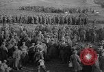 Standbild 27 Infanterie Reinigung im hinteren Bereich Badehaus Frankreich, 1918, aus Sekunde 7 historischem Filmmaterial Videoclip 65675048395