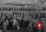 Standbild 27 Infanterie Reinigung im hinteren Bereich Badehaus Frankreich, 1918, aus Sekunde 8 historischem Filmmaterial Videoclip 65675048395