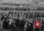 Standbild 27 Infanterie Reinigung im hinteren Bereich Badehaus Frankreich, 1918, aus Sekunde 9 historischem Filmmaterial Videoclip 65675048395