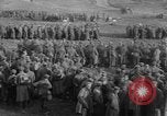 Standbild 27 Infanterie Reinigung im hinteren Bereich Badehaus Frankreich, 1918, aus Sekunde 10 historischem Filmmaterial Videoclip 65675048395