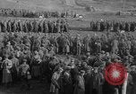 Standbild 27 Infanterie Reinigung im hinteren Bereich Badehaus Frankreich, 1918, aus Sekunde 11 historischem Filmmaterial Videoclip 65675048395