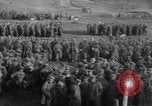 Standbild 27 Infanterie Reinigung im hinteren Bereich Badehaus Frankreich, 1918, aus Sekunde 12 historischem Filmmaterial Videoclip 65675048395