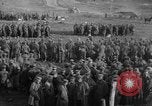 Standbild 27 Infanterie Reinigung im hinteren Bereich Badehaus Frankreich, 1918, aus Sekunde 13 historischem Filmmaterial Videoclip 65675048395