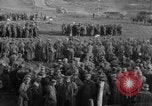 Standbild 27 Infanterie Reinigung im hinteren Bereich Badehaus Frankreich, 1918, aus Sekunde 14 historischem Filmmaterial Videoclip 65675048395