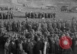 Standbild 27 Infanterie Reinigung im hinteren Bereich Badehaus Frankreich, 1918, aus Sekunde 15 historischem Filmmaterial Videoclip 65675048395