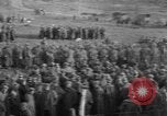 Standbild 27 Infanterie Reinigung im hinteren Bereich Badehaus Frankreich, 1918, aus Sekunde 16 historischem Filmmaterial Videoclip 65675048395
