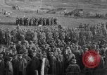 Standbild 27 Infanterie Reinigung im hinteren Bereich Badehaus Frankreich, 1918, aus Sekunde 17 historischem Filmmaterial Videoclip 65675048395