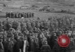 Standbild 27 Infanterie Reinigung im hinteren Bereich Badehaus Frankreich, 1918, aus Sekunde 18 historischem Filmmaterial Videoclip 65675048395
