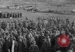 Standbild 27 Infanterie Reinigung im hinteren Bereich Badehaus Frankreich, 1918, aus Sekunde 20 historischem Filmmaterial Videoclip 65675048395