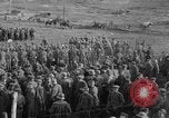 Standbild 27 Infanterie Reinigung im hinteren Bereich Badehaus Frankreich, 1918, aus Sekunde 21 historischem Filmmaterial Videoclip 65675048395