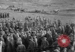 Standbild 27 Infanterie Reinigung im hinteren Bereich Badehaus Frankreich, 1918, aus Sekunde 22 historischem Filmmaterial Videoclip 65675048395