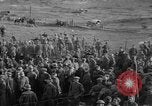 Standbild 27 Infanterie Reinigung im hinteren Bereich Badehaus Frankreich, 1918, aus Sekunde 23 historischem Filmmaterial Videoclip 65675048395
