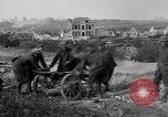 Standbild 27 Infanterie Reinigung im hinteren Bereich Badehaus Frankreich, 1918, aus Sekunde 24 historischem Filmmaterial Videoclip 65675048395