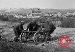 Standbild 27 Infanterie Reinigung im hinteren Bereich Badehaus Frankreich, 1918, aus Sekunde 25 historischem Filmmaterial Videoclip 65675048395
