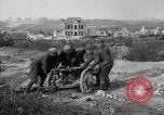 Standbild 27 Infanterie Reinigung im hinteren Bereich Badehaus Frankreich, 1918, aus Sekunde 26 historischem Filmmaterial Videoclip 65675048395