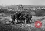 Standbild 27 Infanterie Reinigung im hinteren Bereich Badehaus Frankreich, 1918, aus Sekunde 27 historischem Filmmaterial Videoclip 65675048395