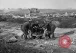 Standbild 27 Infanterie Reinigung im hinteren Bereich Badehaus Frankreich, 1918, aus Sekunde 28 historischem Filmmaterial Videoclip 65675048395