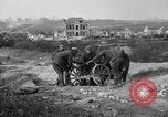 Standbild 27 Infanterie Reinigung im hinteren Bereich Badehaus Frankreich, 1918, aus Sekunde 29 historischem Filmmaterial Videoclip 65675048395