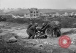 Standbild 27 Infanterie Reinigung im hinteren Bereich Badehaus Frankreich, 1918, aus Sekunde 30 historischem Filmmaterial Videoclip 65675048395