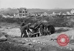 Standbild 27 Infanterie Reinigung im hinteren Bereich Badehaus Frankreich, 1918, aus Sekunde 31 historischem Filmmaterial Videoclip 65675048395