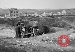 Standbild 27 Infanterie Reinigung im hinteren Bereich Badehaus Frankreich, 1918, aus Sekunde 32 historischem Filmmaterial Videoclip 65675048395