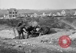 Standbild 27 Infanterie Reinigung im hinteren Bereich Badehaus Frankreich, 1918, aus Sekunde 33 historischem Filmmaterial Videoclip 65675048395