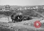 Standbild 27 Infanterie Reinigung im hinteren Bereich Badehaus Frankreich, 1918, aus Sekunde 34 historischem Filmmaterial Videoclip 65675048395