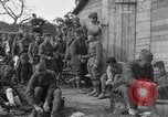 Standbild 27 Infanterie Reinigung im hinteren Bereich Badehaus Frankreich, 1918, aus Sekunde 35 historischem Filmmaterial Videoclip 65675048395